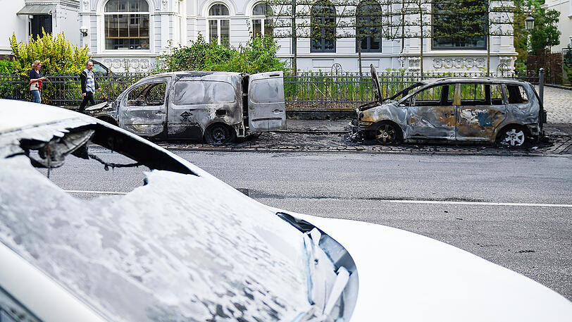 Nachwirkungen der Krawallnacht vor dem Gipfel-Auftakt am Freitag: Abgebrannte Autowracks - einige von ihnen brennen sogar noch.
