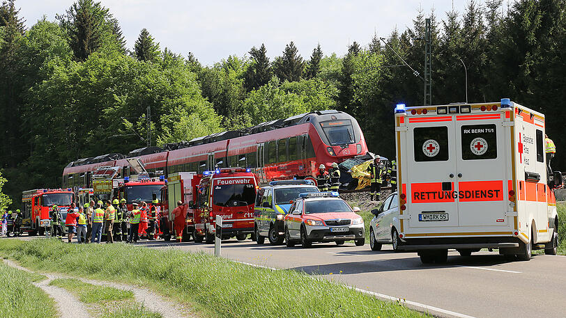 Es passiert immer wieder: An Bahnübergängen ohne Schranken werden Autos von Zügen erfasst. Am Montag hatte ein solcher Unfall am Starnberger See schreckliche Folgen.