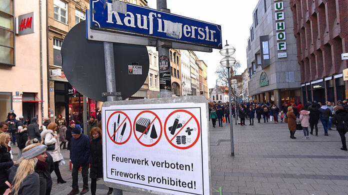 Dezember 2019: Ein Schild weist in der Münchner Fußgängerzone auf das Feuerwerkverbot hin. Dieses wird es auch in der kommenden Silvesternacht wieder geben. (Archivbild)