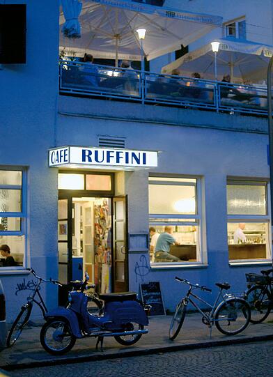 Blaue Stunde auf der Dachterrasse &ndash; das Ruffini in der Orffstraße ist in Neuhausen eine feste Größe.