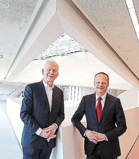 Führten durch die hochmoderne, energetisch sanierte HVB-Zentrale: Architekt Gunther Henn und Peter Wiedenhofer, Vorstand der HVB Immobilien.