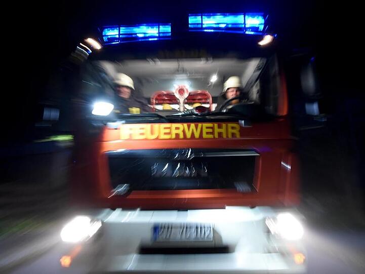 Ein Löschfahrzeug der Feuerwehr fährt über eine Straße. Foto: Carsten Rehder/dpa/Archivbild