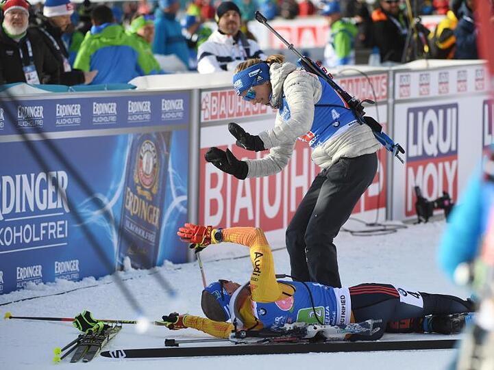 Franziska Preuß (oben) klatscht mit dem im Ziel liegenden Erik Lesser ab.