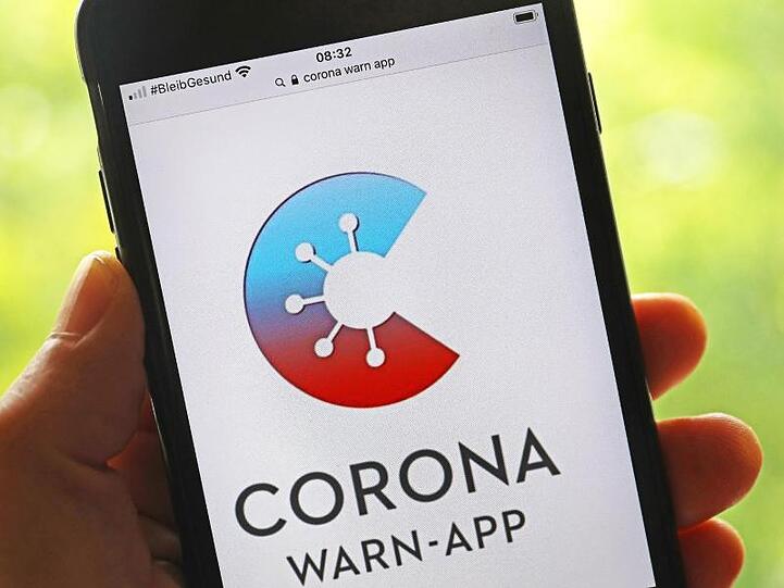 Die Corona-Warn-App ist auf einem Smartphone zu sehen. Foto: Oliver Berg/dpa/Archiv/Illustration