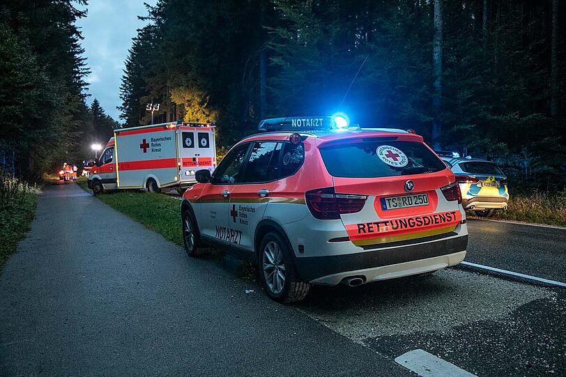 Bei dem missglückten Überholmanöver prallte ein VW Transporter frontal in einen Skoda, beide Fahrer wurden schwer verletzt.