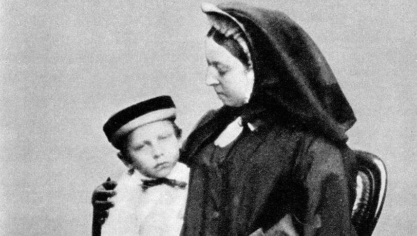 Victoria mit Enkel Wilhelm 1862. Victoria mit Enkel Wilhelm 1862.