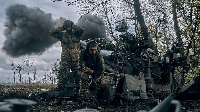 Seit nunmehr acht Monaten stellt sich die Ukraine dem russischen Militär entgegen - wobei die Kreml-Truppen nach britischer Einschätzung zunehmend hohe Risiken eingehen müssen. (Archivbild)