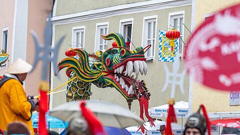 Drachen und andere Fantasiegestalten ziehen beim traditionellen Chinesenfasching mit.