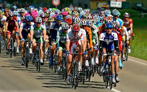 Autos gegen Peloton: Die Radler der Bayernrundfahrt erlebten eine böse Überraschung.