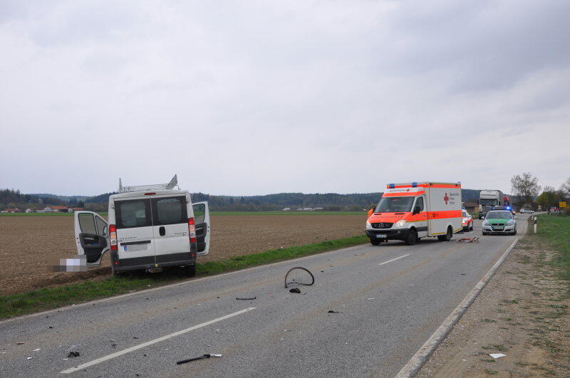Am Mittwochnachmittag ereignete sich zwischen Erharting und Winhöring ein tödlicher Verkehrsunfall. Ein Radfahrer wurde von einem Kastenwagen frontal erfasst und stirbt noch an der Unfallstelle.