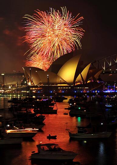 Über dem Opera House ist bereits ein Feuerwerk zu sehen.