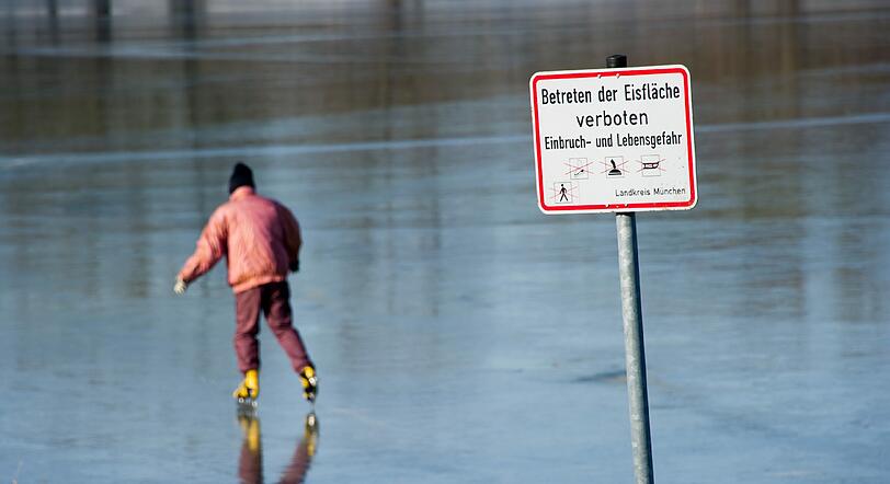 Von solchen Schildern lässt sich dieser Mann nicht den Spaß verderben. Gesehen auf einem See im Landkreis.