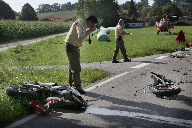 Heftiger Unfall bei Mühldorf: Ein junger Mann stürzte mit seinem Motorrad und geriet unter den Anhänger eines Traktors.