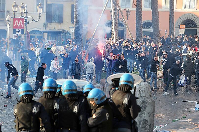 Schwere Ausschreitungen in Rom: Beim Spiel Feyenoord Rotterdam gegen AS Rom drehen Hooligans durch und verwüsten den Bereich um die antike spanische Treppe. Die Bilder...