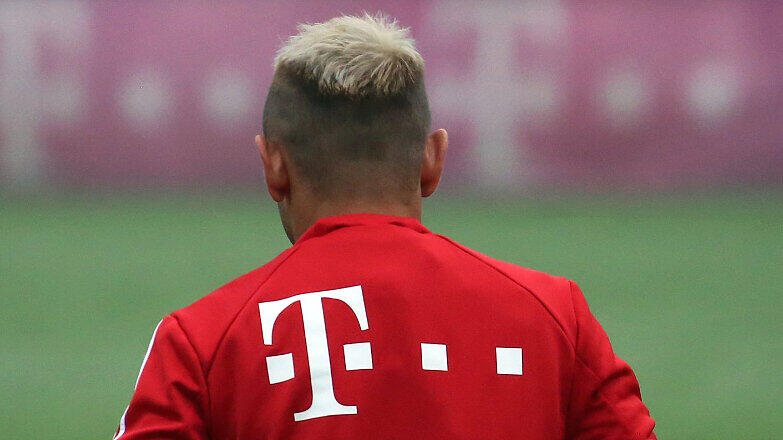 Frisch blondiert und gut gelaunt: Wer ist dieser Mann?