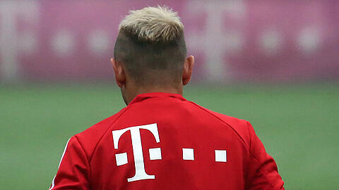 Frisch blondiert und gut gelaunt: Wer ist dieser Mann?
