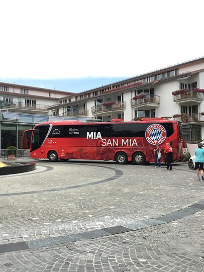 Ankunft vor der Haustür! Der Bayern-Tross ist am Montagmittag im "Seehotel Überfahrt" in Rottach-Egern angekommen.
