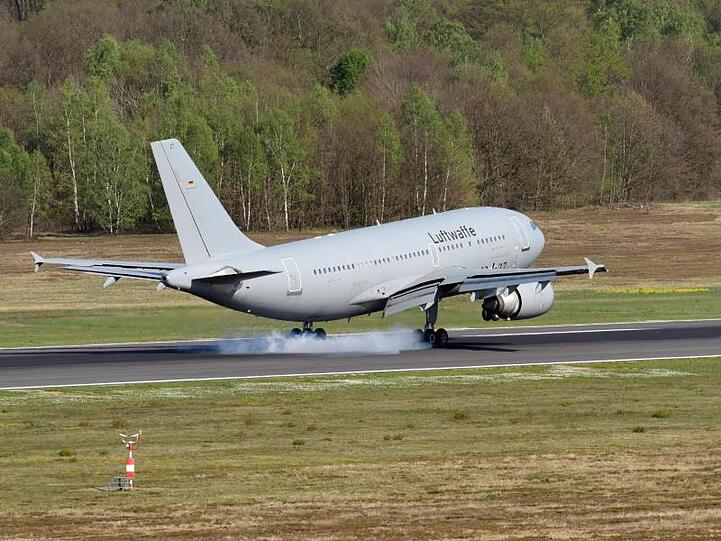 Die Maschine der Luftwaffe bei der Landung in Köln.