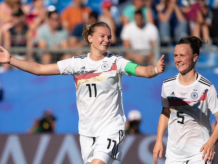 Spielführerin Alexandra Popp (l) feiert mit Marina Hegering ihren Treffe zum 3:0.