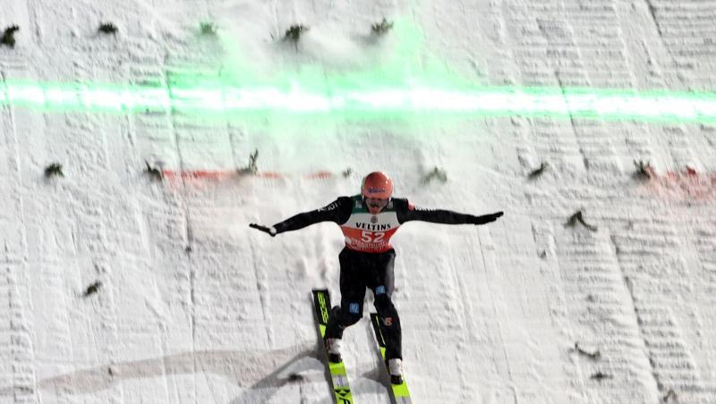 Karl Geiger landet nach seinem Sprung hinter der grünen Linie.