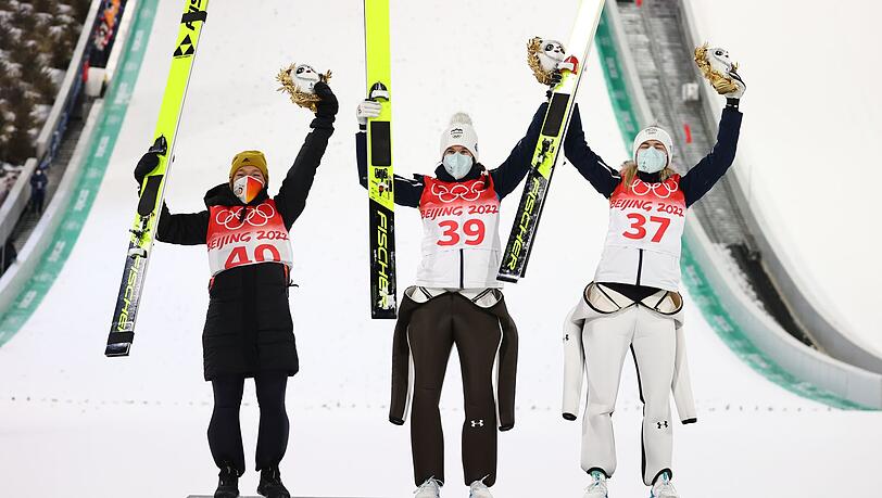 Skispringerin Katharina Althaus (l) freut sich bei der Siegerehrung über ihre Silbermedaile.