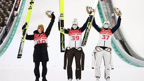 Skispringerin Katharina Althaus (l) freut sich bei der Siegerehrung über ihre Silbermedaile.