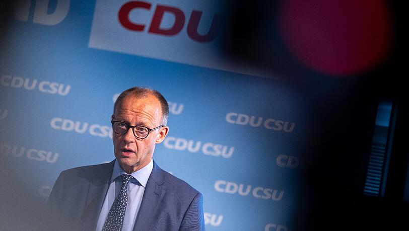 Friedrich Merz, CDU-Vorsitzender, nimmt nach der gemeinsamen Präsidiumssitzung von CDU und CSU an einer abschließenden Pressekonferenz teil.