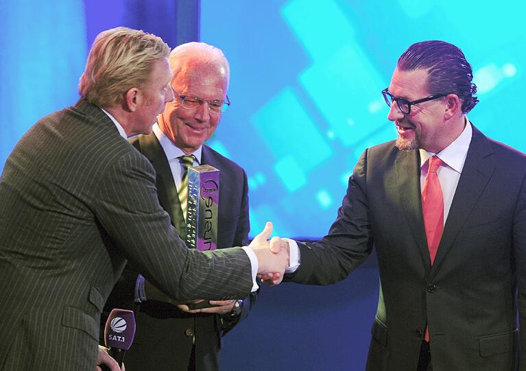 Boris Becker und Franz Beckenbauer überreichen dem BILD-Chefredakteur Kai Diekmann den Laureus-Preis.