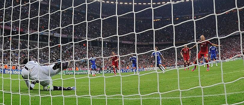 Der erste Schuss des Dramas: Im Finale dahoam scheitert Arjen Robben in der Verlängerung an Chelseas Petr Cech.