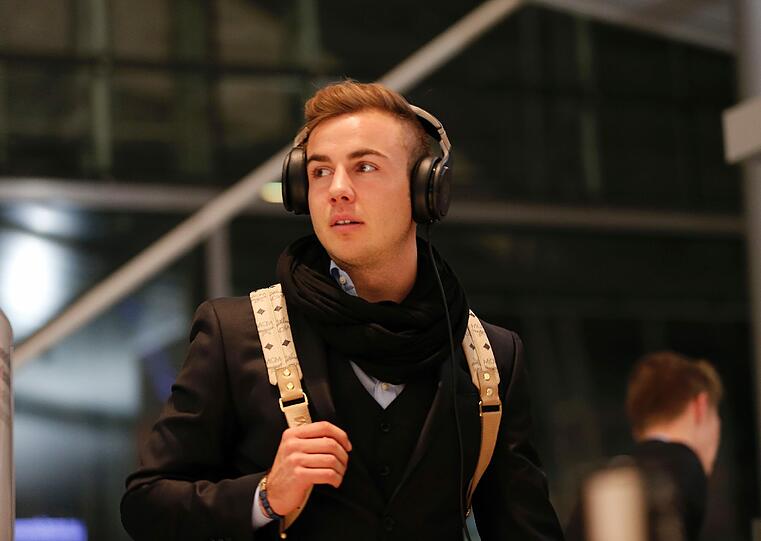 Die Bayern-Profis beim Abflug in München: Mario Götze