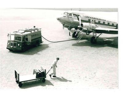 Volltanken, bitte: Bei schönem Wetter zieht es die Familie Gritsch auch mal zum Flughafen Riem, der von 1939 bis 1992 existiert. Diese Aufnahme stammt aus dem Jahr 1953.