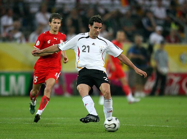 Christoph Metzelder stand neben Mertesacker in der Innenverteidigung und kam in sechs Partien zum Einsatz. Nach der Euro 2008 beendete Metzelder seine Nationalmannschaftskarriere. 2013 beendete er seine Karriere als Profifußballer. Seit dem ist er als Co-Kommentator bei Sky tätig.