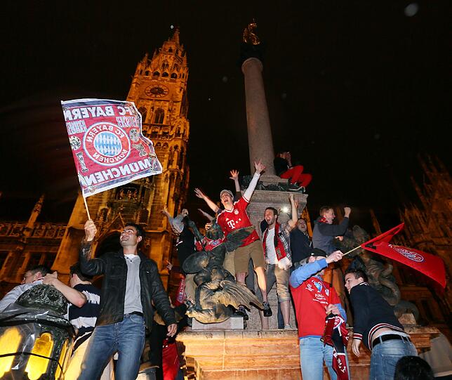 Die Fan-Party am Marienplatz: Bayern-Anhänger haben sogar die Mariensäule eingenommen. Die Bilder