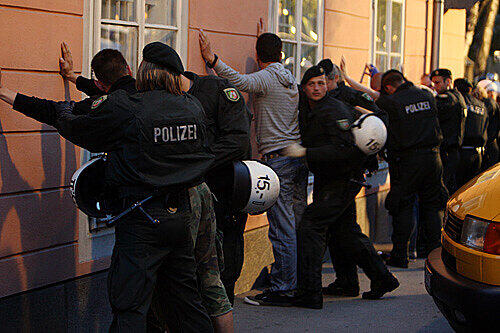 &bdquo;Die meisten haben sich widerstandslos festnehmen lassen": Die Begegnung eines Deutschen mit deutschen Polizisten mitten in Österreich.