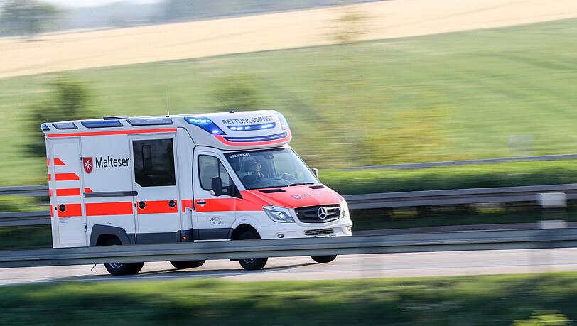 Trotz Reanimation durch den Rettungsdienst erlag der Mann seinen schweren Verletzungen. (Symbolbild)