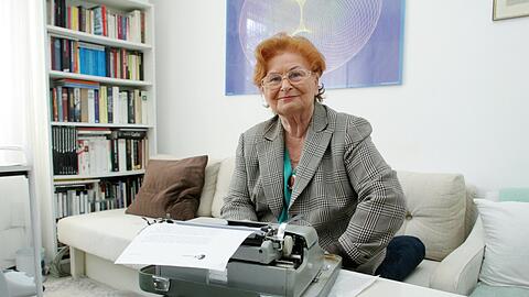 Bei Ponkie zu Hause in Solln an ihrem 80. Geburtstag 2006 im Arbeitszimmer vor ihrer Olympus Schreibmachine.