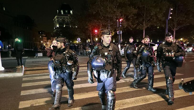 Eine verstärkte Polizeipräsenz sorgte dafür, dass die Nacht in französischen Städten ruhig verlief. Eine verstärkte Polizeipräsenz sorgte dafür, dass die Nacht in französischen Städten ruhig verlief.