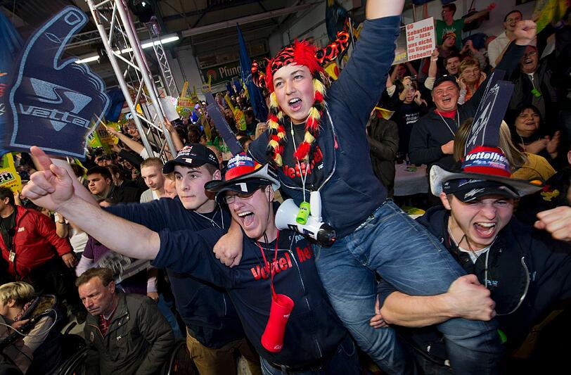Nach Sebastian Vettels drittem WM-Sieg flippen die Fans in seiner Heimatstadt Heppenheim völlig aus. Die Bidler vom Freudentaumel