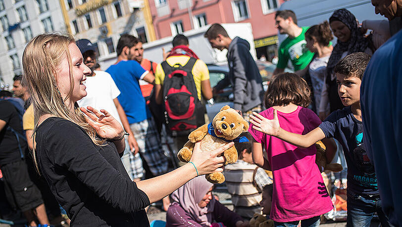 Eine Mitarbeiterin der Bürgerinitiative Flüchtlingshilfe München verteilt am Hauptbahnhof Stofftiere an Flüchtlingskinder. Eine Mitarbeiterin der Bürgerinitiative Flüchtlingshilfe München verteilt am Hauptbahnhof Stofftiere an Flüchtlingskinder.