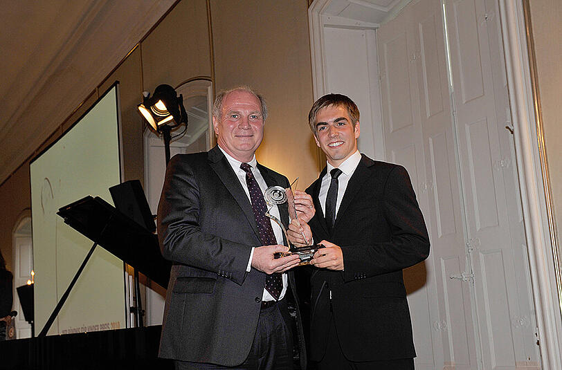 Uli Hoeneß möchte Philipp Lahm bis 2018 auf dem Fußball-Platz sehen.