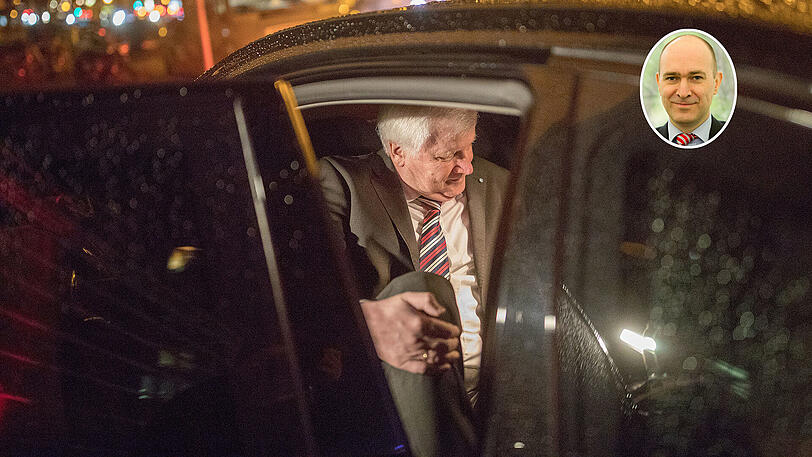 Der bayerische Ministerpräsident Horst Seehofer (1,93 Meter) besteigt nach Ende der Sondierungsgespräche seine Limousine. Historiker Karsten Fischer spricht im AZ-Interview über die Zukunft des CSU-Chefs.