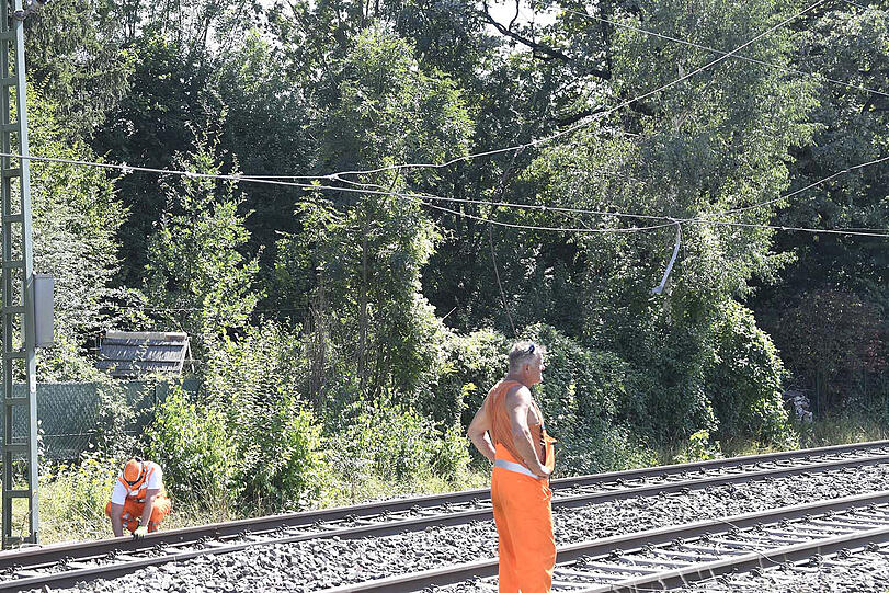 Störung im Gesamtnetz: Eine S-Bahn musste nach Beschädigung einer Oberleitung evakuiert werden.