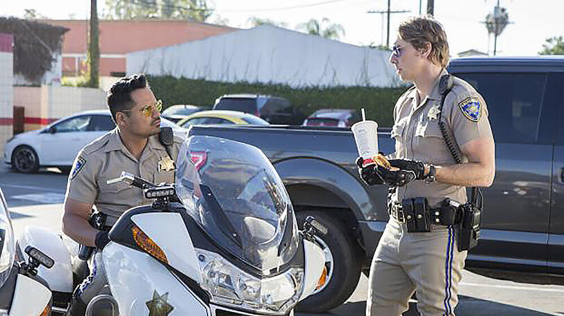 "CHiPs": Frank "Ponch" Poncherello (Michael Pena, l.) ist nicht begeistert von Jon Baker (Dax Shepard)