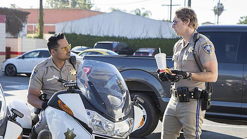 "CHiPs": Frank "Ponch" Poncherello (Michael Pena, l.) ist nicht begeistert von Jon Baker (Dax Shepard) "CHiPs": Frank "Ponch" Poncherello (Michael Pena, l.) ist nicht begeistert von Jon Baker (Dax Shepard)