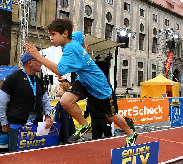 Sie springen weit: Die jungen Teilnehmer bei der "1. M-net Münchner Schulmeisterschaft."
