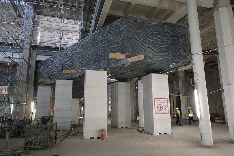 10,000 Exponate sind ausgelagert &ndash; den 20 Meter langen Airbus hier in der Luftfahrthalle hat man aber nicht hinausschaffen können. Um sein graues Schutzgehäuse wird jetzt einfach drumherum saniert.