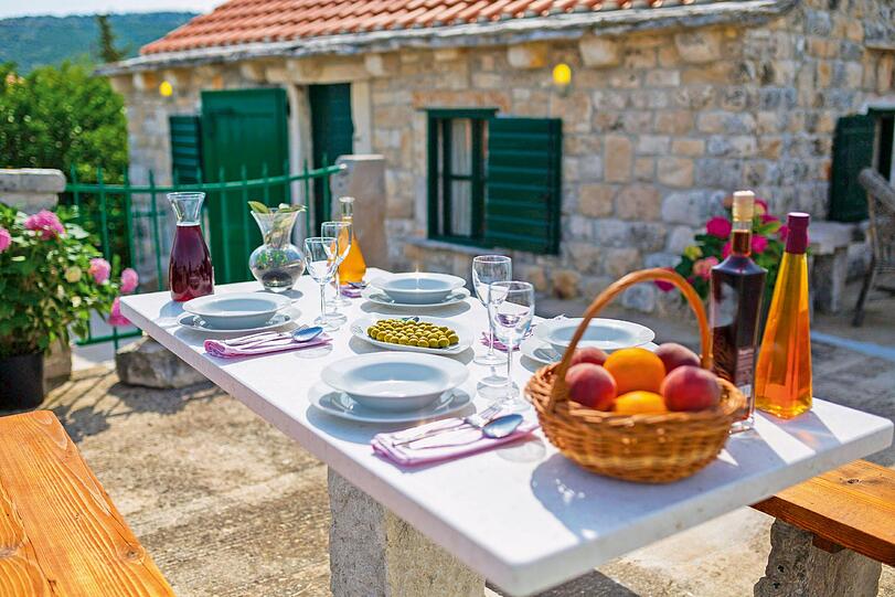 Saftige Früchte, köstliche Oliven, dazu ein Gläschen Wein aus der Region: Wie ließen sich die landestypischen Köstlichkeiten besser genießen als in der familiären Atmosphäre des privaten Ferienhäuschens?
