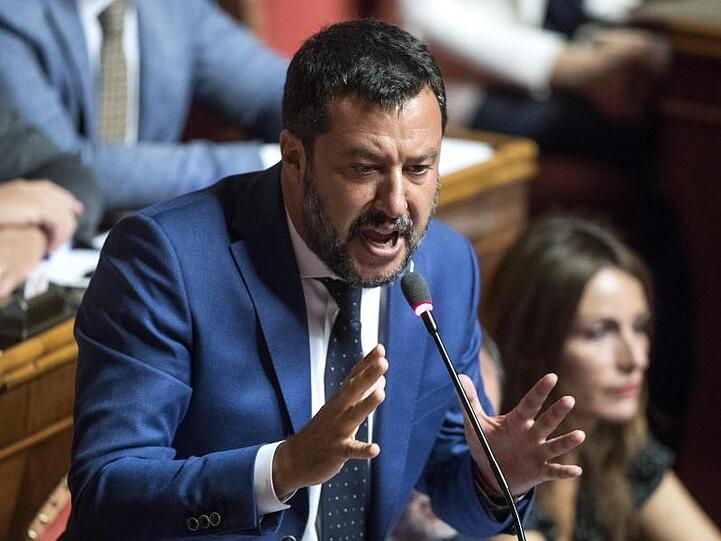 Der italienische Innenminister Matteo Salvini hält in der Regierungskrise an einem Misstrauensvotum gegen Regierungschef Giuseppe Conte fest.