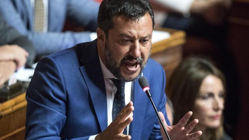 Der italienische Innenminister Matteo Salvini hält in der Regierungskrise an einem Misstrauensvotum gegen Regierungschef Giuseppe Conte fest. Der italienische Innenminister Matteo Salvini hält in der Regierungskrise an einem Misstrauensvotum gegen Regierungschef Giuseppe Conte fest.