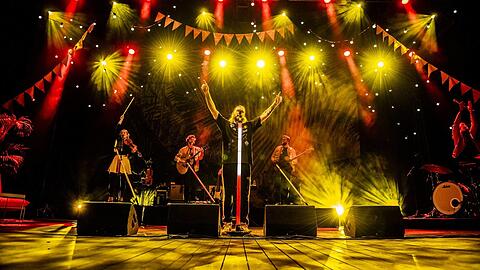 Rea Garvey (vorne) mit seiner Band.